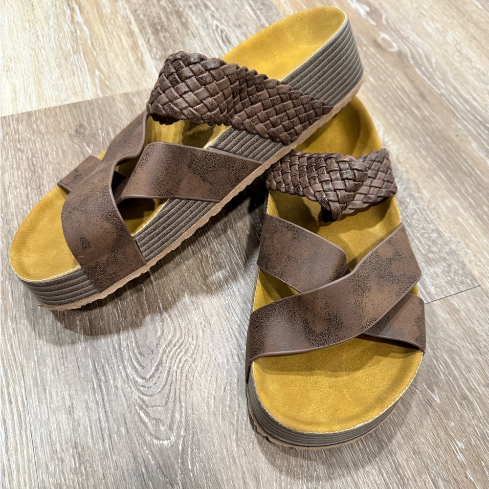 SHEIN Brown Crisscross Woven Sandals